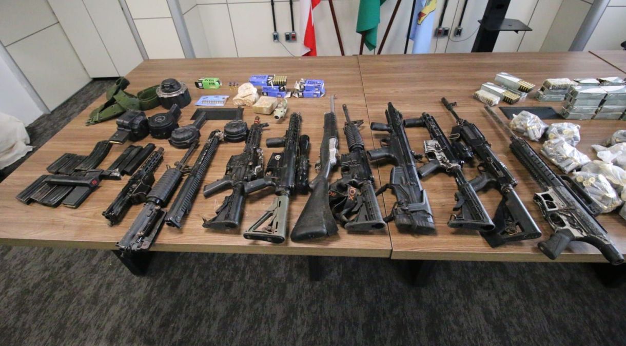 Nos 10 primeiros meses de 2023, a Bahia registrou recorde de apreensões de fuzis. Foram 51 armamentos alcançados entre janeiro e outubro, de acordo com informações divulgadas pela Secretaria de Segurança Pública (SSP-BA).