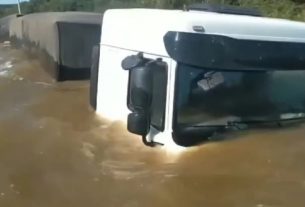 Motorista que conduzia o veículo teve que subir na cabine para não ficar submerso. Ele foi avistado por pescadores, que acionaram o Corpo de Bombeiros para fazer o resgate.