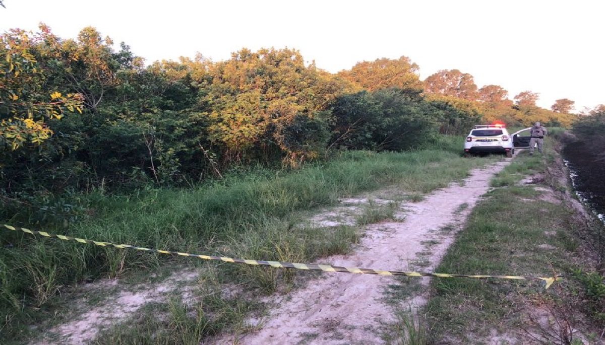 o trecho de uma mata isolada, próximo do Canil da Arca, no final da tarde desta sexta-feira (24).