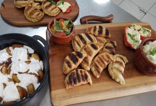 Empanada argentina e maçã caramelizada dão um toque especial ao seu churrasco | Foto: Tiago Basso