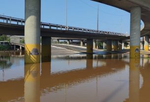 A Prefeitura de Porto Alegre e a Defesa Civil do município a atuam nos trabalhos de resgates de moradores que foram afetados pelas cheias no Guaíba.