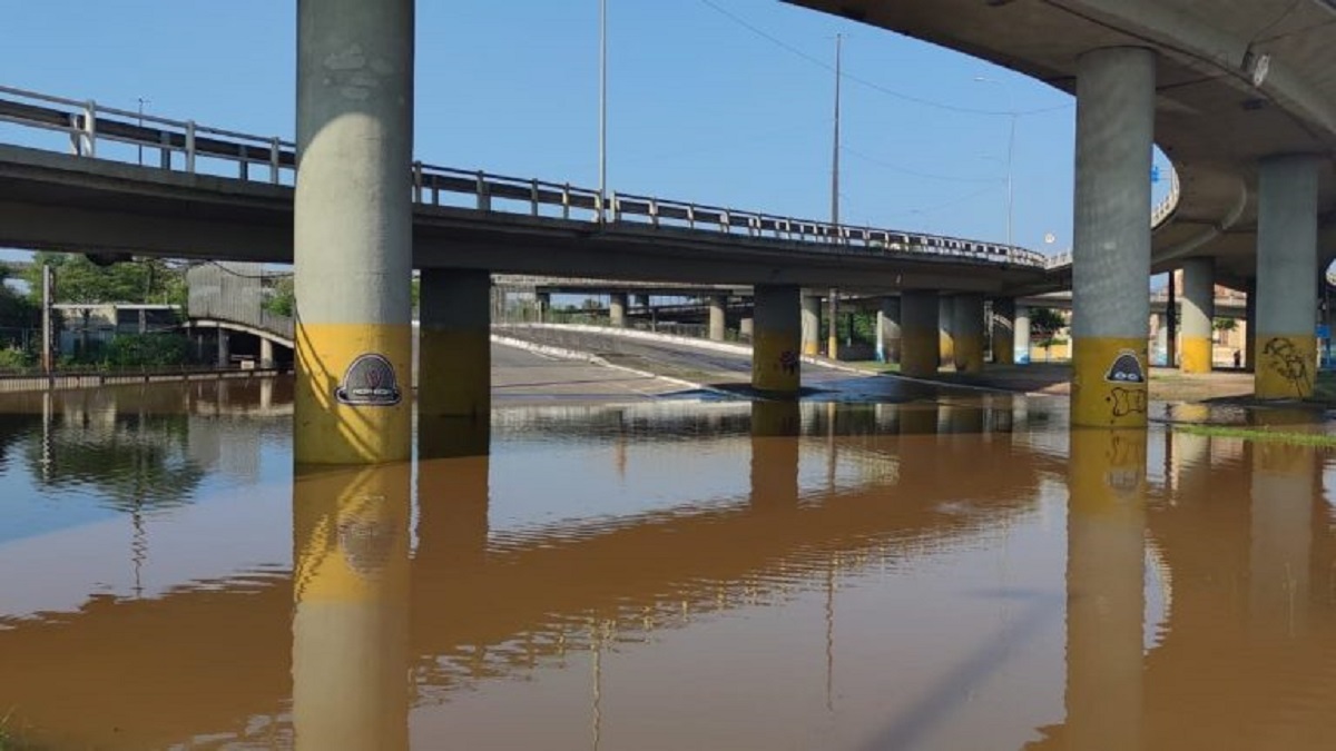 A Prefeitura de Porto Alegre e a Defesa Civil do município a atuam nos trabalhos de resgates de moradores que foram afetados pelas cheias no Guaíba.