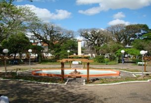 No Natal, o comércio e as entidades se reúnem e por ocasião do Natal na Praça ornamentam o local com motivos natalinos e luzes de todas as cores.
