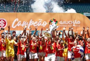 Gurias Coloradas administraram a vantagem construída no jogo de ida para erguer a taça Foto: Ricardo Duarte/Internacional