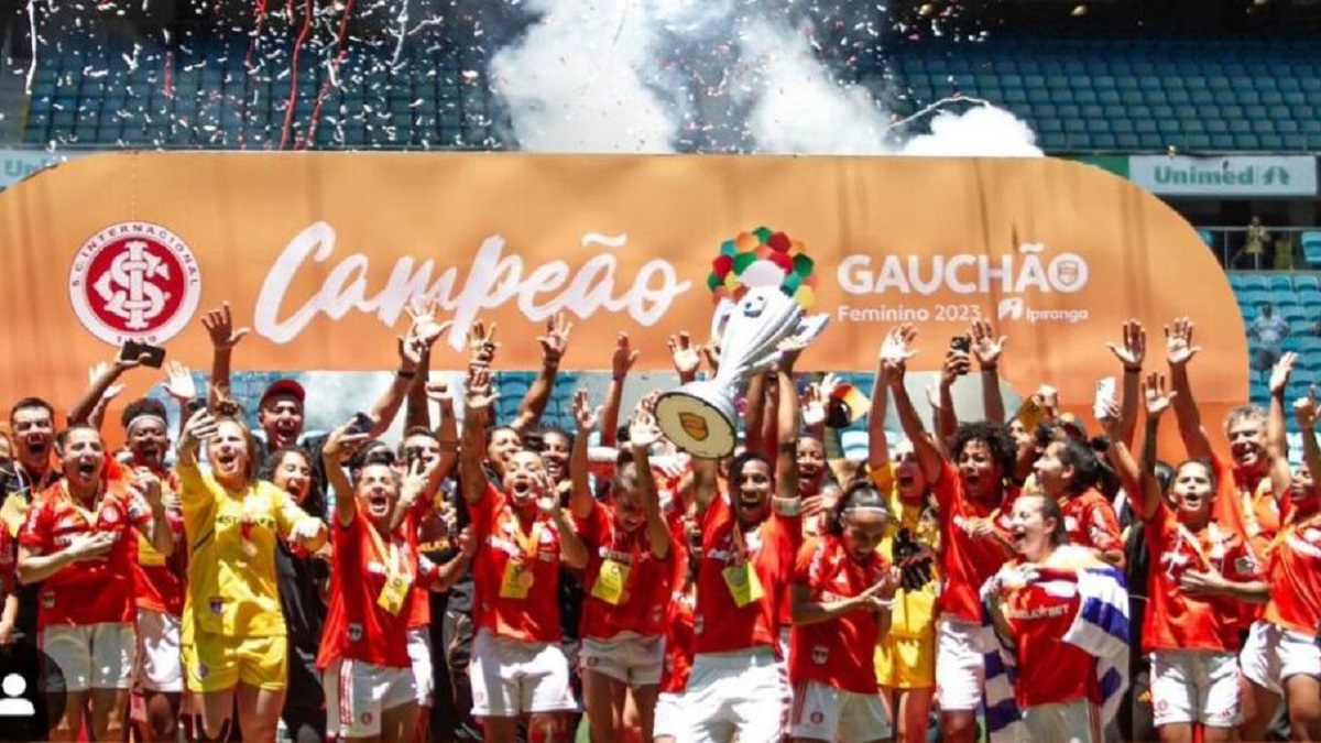 Gurias Coloradas administraram a vantagem construída no jogo de ida para erguer a taça Foto: Ricardo Duarte/Internacional