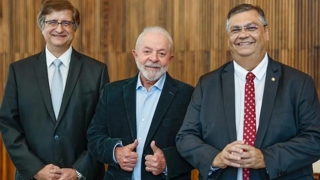 Lula (C) com Paulo Gonet (E), indicado à PGR, e Flávio Dino, indicado ao Supremo Foto: Divulgação