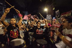 No sábado, parentes dos prisioneiros israelenses que são mantidos como reféns em Gaza se manifestaram em frente ao Ministério da Defesa em Tel Aviv (Mostafa Alkharouf/Anadolu via Getty Images/Getty Images)