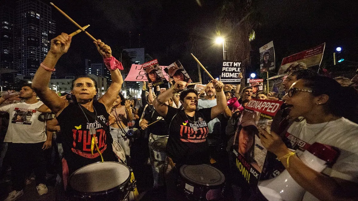 No sábado, parentes dos prisioneiros israelenses que são mantidos como reféns em Gaza se manifestaram em frente ao Ministério da Defesa em Tel Aviv (Mostafa Alkharouf/Anadolu via Getty Images/Getty Images)