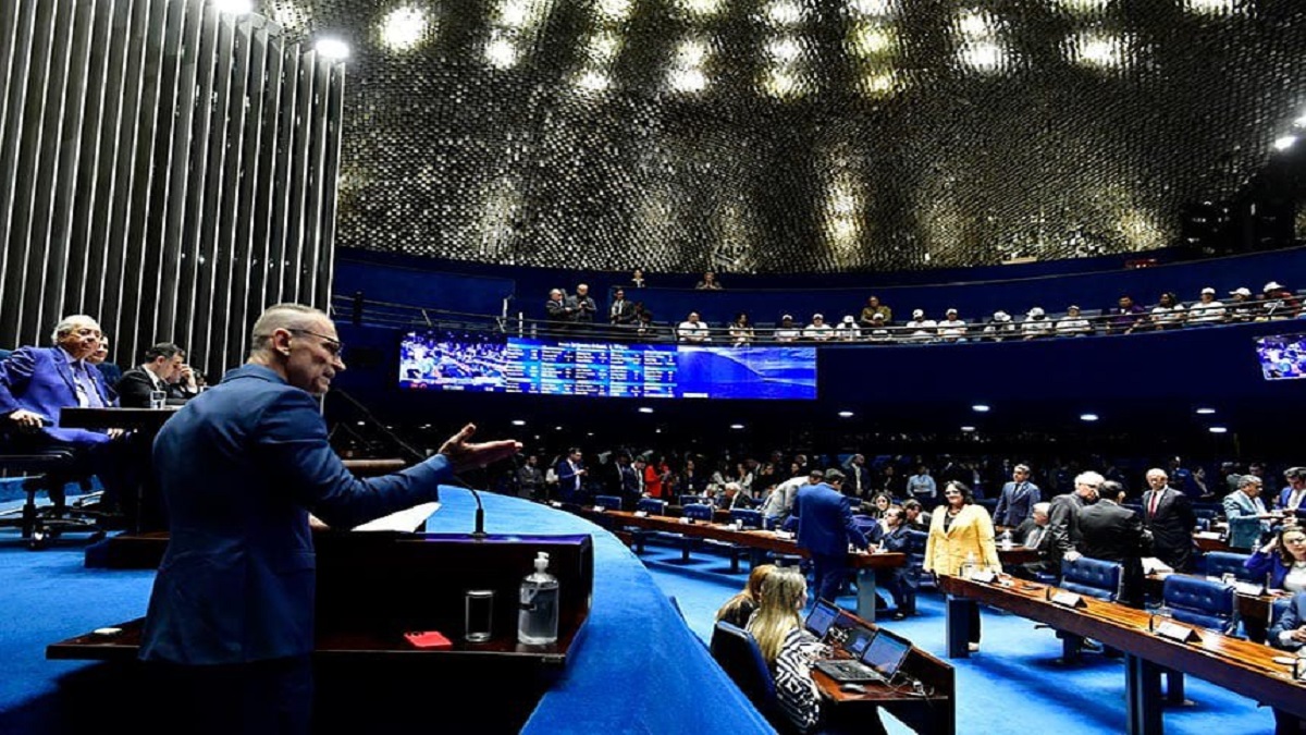 Relator da proposta, o senador Fabiano Contarato defende o projeto em Plenário Fonte: Agência Senado