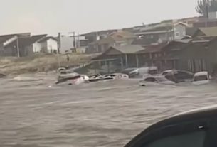 11.nov.2023 - Um tsunami meteorológico atingiu a praia do Cardoso em Laguna (SC), por volta de 16h Imagem: Reprodução/Twitter… - Veja mais em https://noticias.uol.com.br/cotidiano/ultimas-noticias/2023/11/11/tsunami-meteorologico-atinge-praia-do-cardoso-em-laguna-sc-veja-o-video.htm?cmpid=copiaecola
