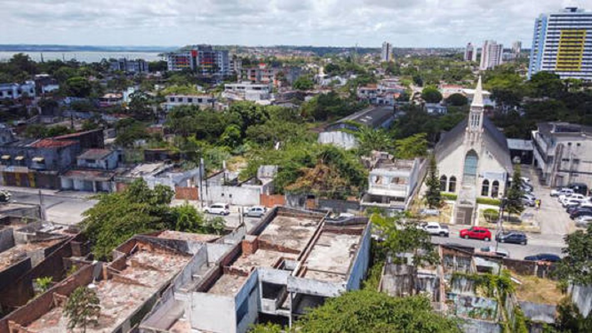 Nas últimas 24 horas, o solo onde funcionava o poço da Braskem afundou 7,4 cm e o deslocamento acumulado chegou a 1,70m, segundo a Defesa Civil Foto: Tiago Queiro
