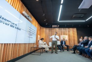 Governador Eduardo Leite reuniu secretários, parlamentares da base aliada e entidades empresariais, para apresentar alternativas à recomposição das receitas do Estado. Foto: Maurício Tonetto/Secom