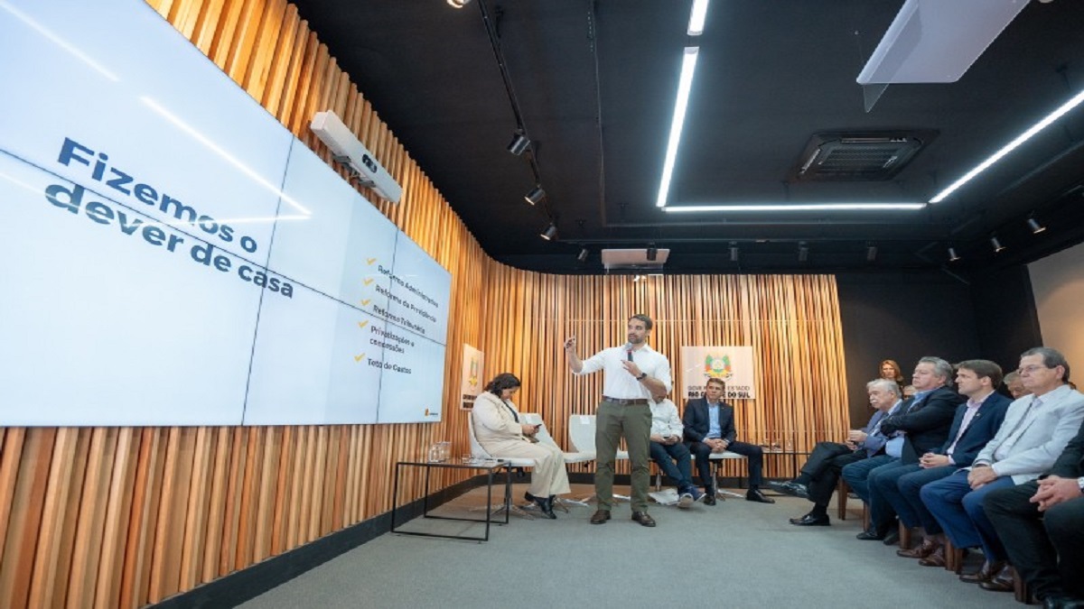 Governador Eduardo Leite reuniu secretários, parlamentares da base aliada e entidades empresariais, para apresentar alternativas à recomposição das receitas do Estado. Foto: Maurício Tonetto/Secom