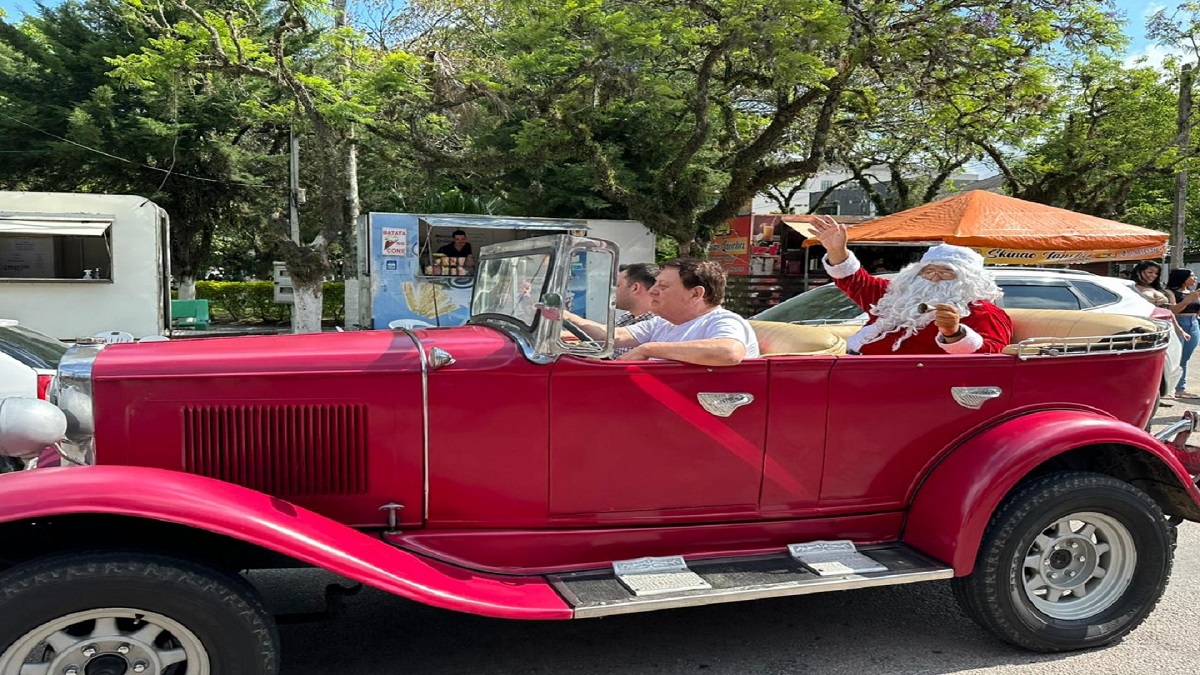 Neste ano, a chegada do bom velhinho na cidade aconteceu num carro conversível que foi conduzido pelo Prefeito Ivo de Lima Ferreira e o Vice-Prefeito Abner Dillmann.
