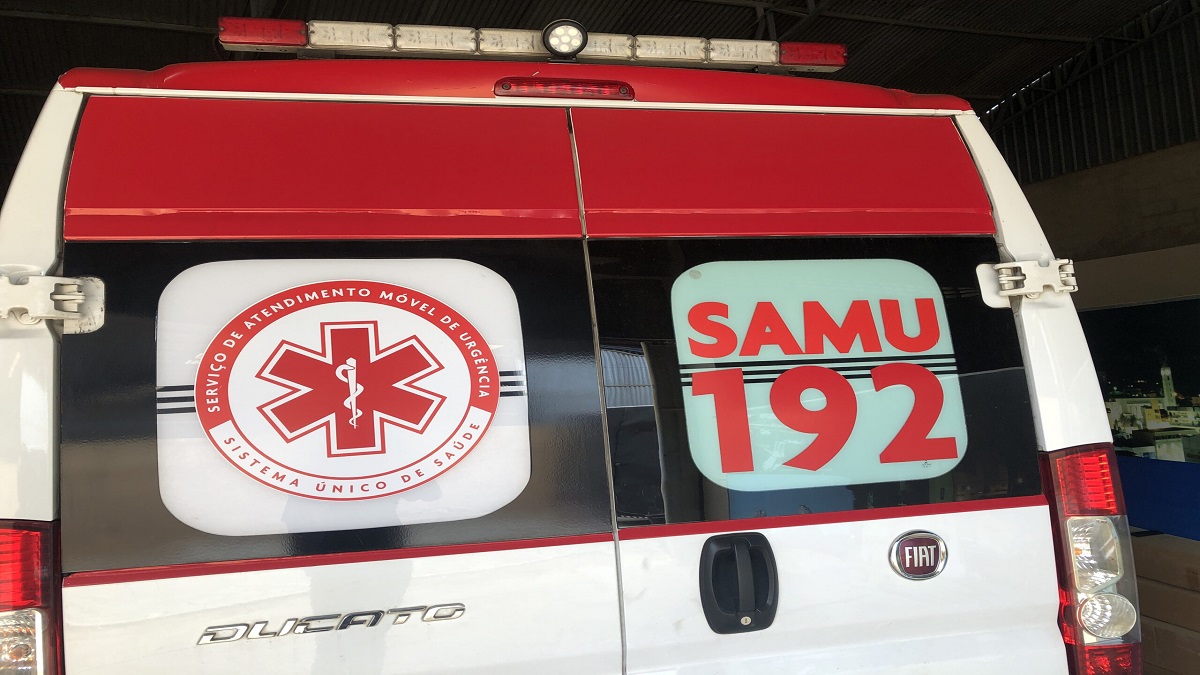 Uma ambulância chegou ao local com uma equipe de socorristas, que o encaminhou para atendimento médico no Pronto Socorro do Hospital Nossa Senhora Aparecida.