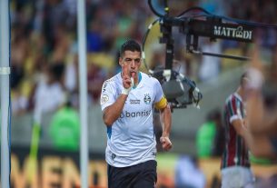 Uruguaio marcou dois gols golaços em seu último ato com a camisa gremista no Maracanã | Foto: Lucas Uebel / Grêmio FBPA