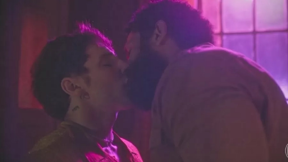 Beijo de Kelvin e Ramiro é um dos assuntos de Terra e Paixão Imagem: Reprodução/Globo… - Veja mais em https://www.uol.com.br/splash/colunas/lucas-pasin/2023/12/14/tive-medo-de-nao-acontecer-diz-diego-martins-sobre-beijo-de-kelmiro.htm?utm_campaign=lucas-pasin&utm_content=veja-texto-completo&utm_medium=email&utm_source=notificacao-coluna&cmpid=copiaecola