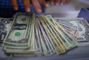 O dólar exibe alta leve nos primeiros negócios desta segunda-feira, 8.