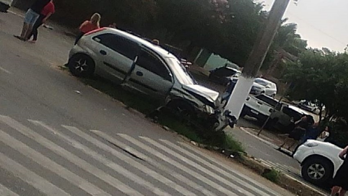 O condutor ficou ferido e foi socorrido pelo Samu