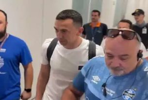 O goleiro argentino foi recepcionado por membros do estafe do clube e foi direto para um hotel na capital gaúcha. Foto: Reprodução de Vídeo/Twitter