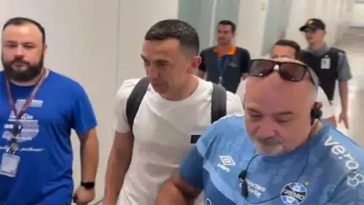 O goleiro argentino foi recepcionado por membros do estafe do clube e foi direto para um hotel na capital gaúcha. Foto: Reprodução de Vídeo/Twitter