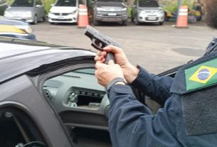 No carro, foram encontradas duas pistolas calibre 9mm e aproximadamente 11 kg de substância análoga à cocaína