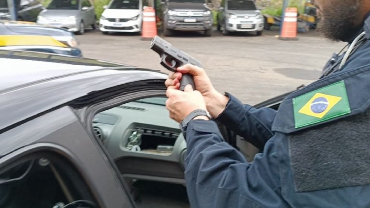 No carro, foram encontradas duas pistolas calibre 9mm e aproximadamente 11 kg de substância análoga à cocaína