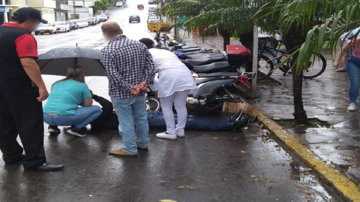 Colisão entre carro e moto ocorreu na esquina do hospital