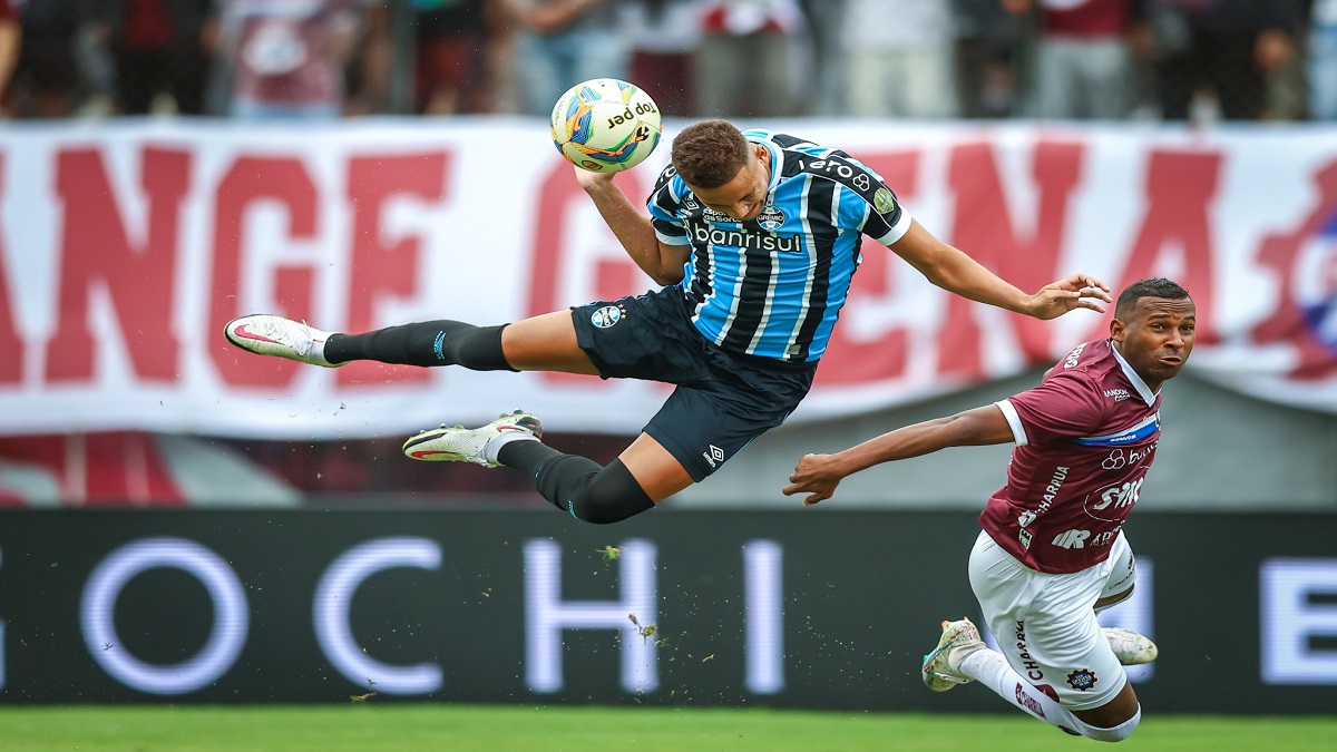 O zagueiro Gustavo Martins subiu entre os marcadores para desviar de cabeça para as redes.