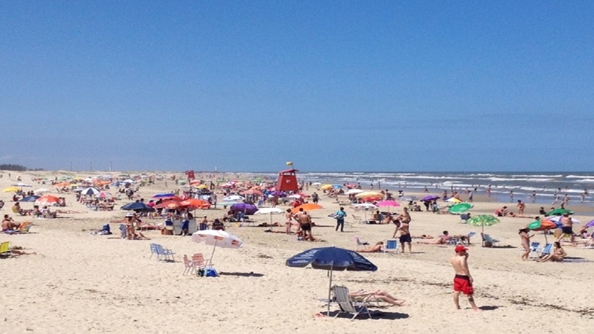 A recomendação é que os banhistas evitem o mergulho nos pontos impróprios e arredores, especialmente junto às águas que chegam às praias por tubulação, arroios ou rios.(Foto: Divulgação)