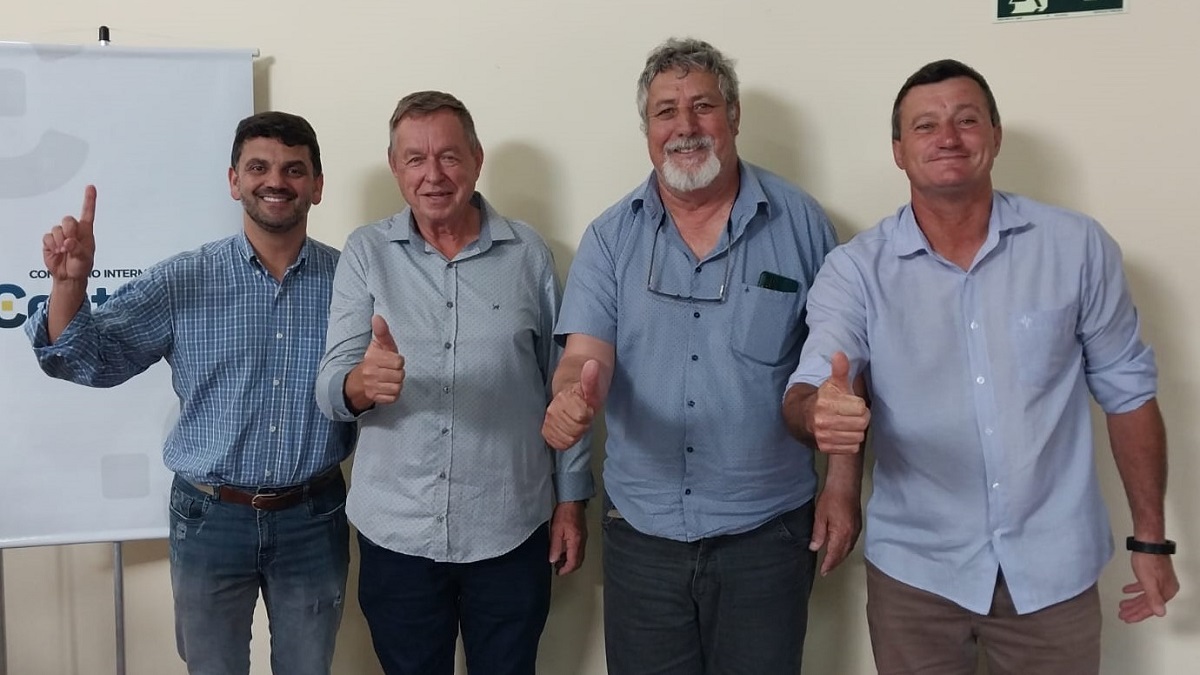 O Prefeito de Mariana Pimentel, Sr. Luiz Renato Mileski Gonczoroski. foi conduzido ao cargo de Presidente