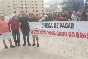 O ato pacífico reuniu centenas pessoas em um trecho da BR 116. Com faixas, panfletos e camisetas, elas reclamavam do mais recente aumento no custo da tarifa em vigor desde o primeiro dia do ano