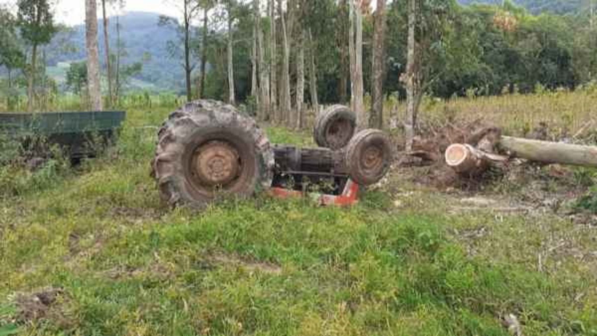Homem morre após trator cair sobre ele — Foto: Polícia Civil