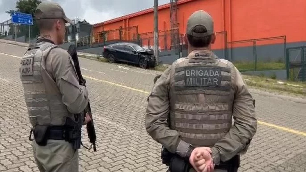 Confronto ocorreu quando soldados do 1º BPM localizaram dupla que fugia após roubo a residência na zona Norte