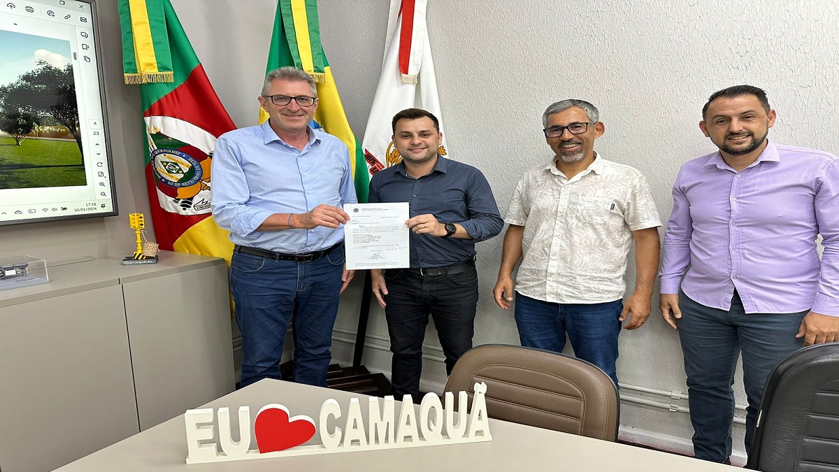 Prefeito em exercício Abner Dillmann recebeu o recurso do deputado federal Heitor Schuch.