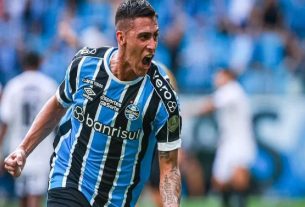 Argentino fez um gol e deu duas assistências na vitória de 6 a 2 do Tricolor que assume a liderança do Gauchão