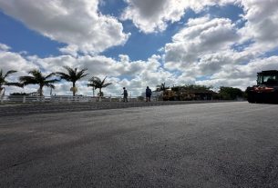 Via do bairro Maria da Graça recebeu as primeiras cargas de asfalto no último sábado (24).