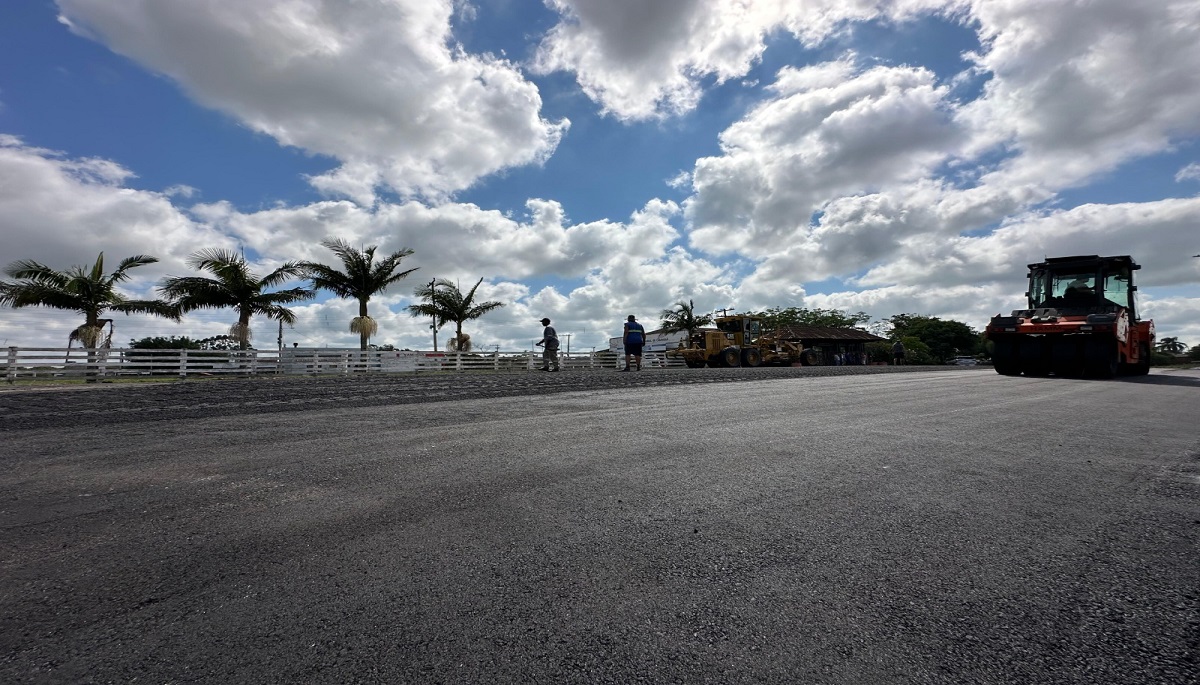Via do bairro Maria da Graça recebeu as primeiras cargas de asfalto no último sábado (24).