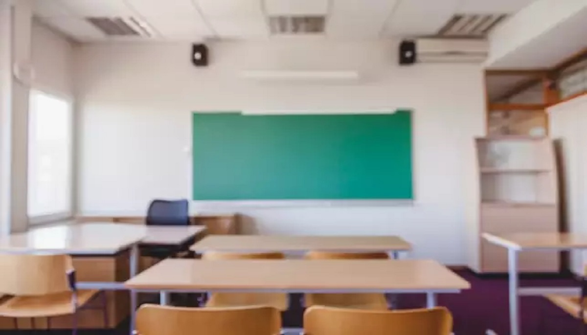 Conforme a denúncia do MP, o diretor constrangia reiteradamente a estudante por meio de bilhetes e envio de mensagens por aplicativos Foto: Freepik