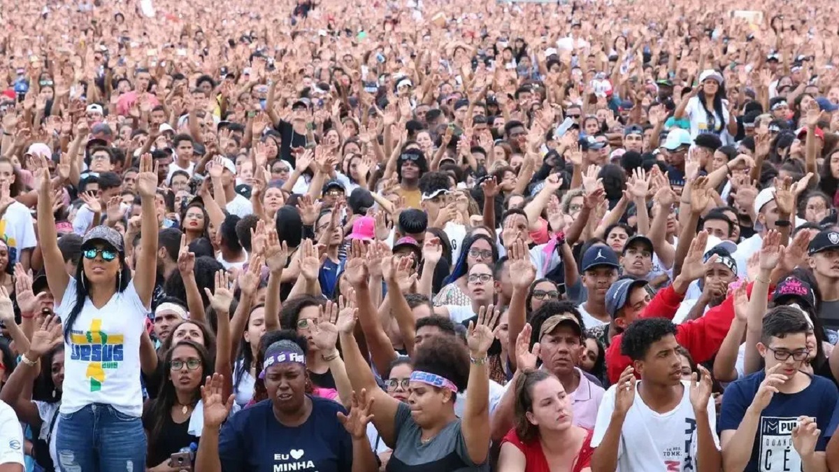 Segundo dados do IBGE, são mais de 579 mil estabelecimentos religiosos em 2022, enquanto havia 264,4 mil de ensino e 247,5 mil de saúde