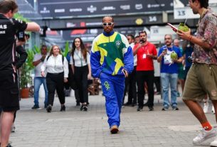 Lewis Hamilton chegou a Interlagos nesta sexta-feira (3) vestindo um agasalho da Seleção Brasileira da Copa do Mundo de 1994. Crédito: Kym Illman/Getty Images