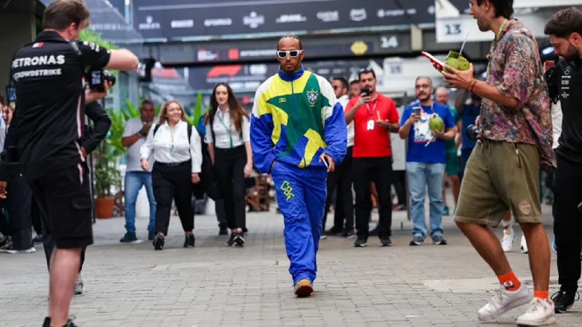 Lewis Hamilton chegou a Interlagos nesta sexta-feira (3) vestindo um agasalho da Seleção Brasileira da Copa do Mundo de 1994. Crédito: Kym Illman/Getty Images