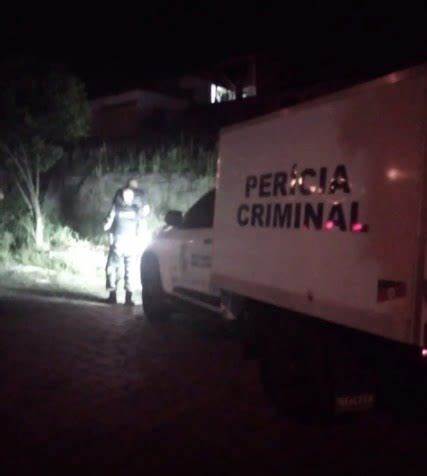 A vítima estava pendurada de cabeça para baixo e com o pé esquerdo enrolado em fios no topo da pilastra. Foi quando os técnicos acionaram a BM.