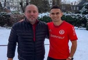 Presidente do Inter, Alessandro Barcellos, ao lado de Borré — Foto: Divulgação/Inter