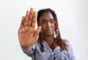 O terceiro relatório do Instituto Sou da Paz revela que metade das mulheres assassinadas no Brasil em 2022 foi morta por arma de fogo – Créditos: Freepik