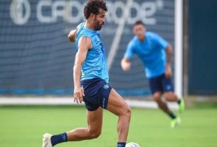 Centroavante deve iniciar o confronto na tarde deste sábado na Arena