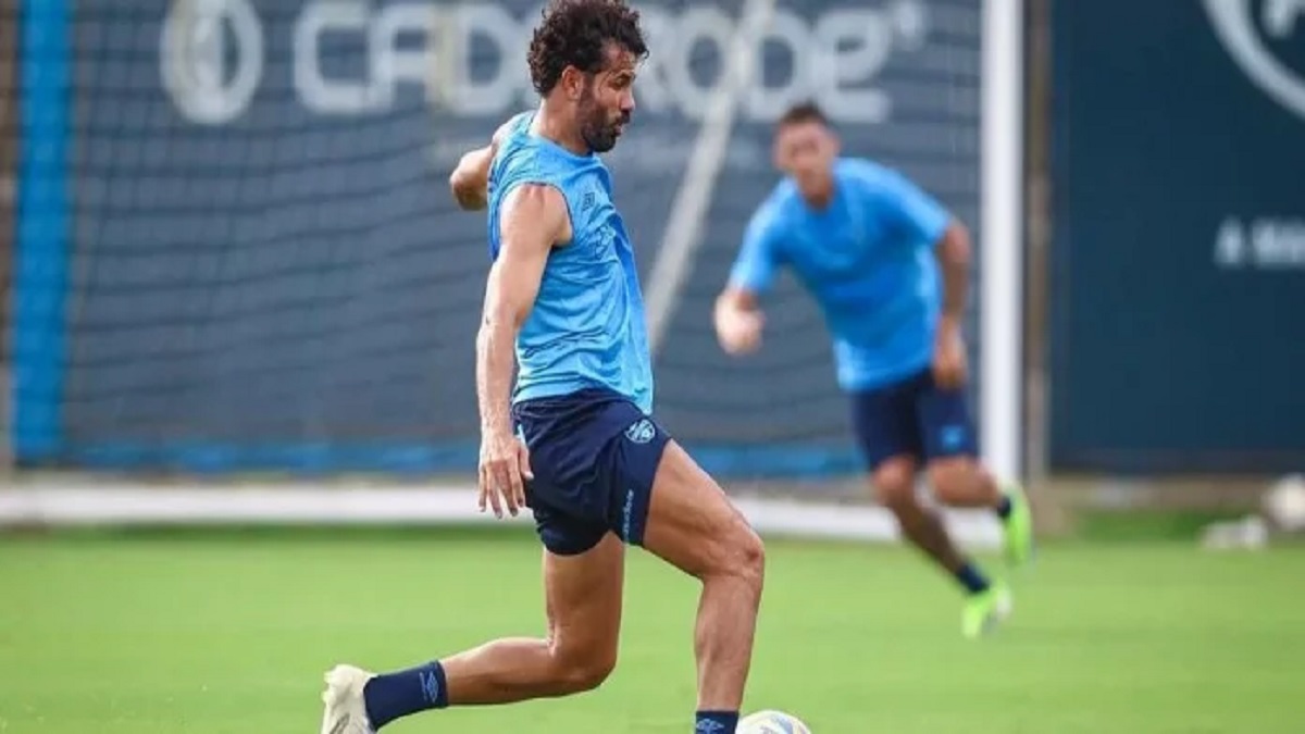 Centroavante deve iniciar o confronto na tarde deste sábado na Arena