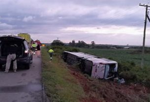 Ônibus de turismo sai da pista e tomba com 42 passageiros na BR-116, no RS — Foto: Divulgação/Ecosul