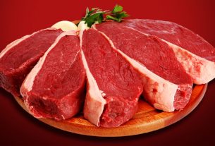 A oferta de animais para abate e, consequentemente, de carne bovina está elevada, mas o ainda fragilizado poder de compra do brasileiro mantém baixa a demanda pela proteína.