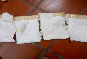 Os criminosos estavam carregando a droga presa às pernas e nos calçados